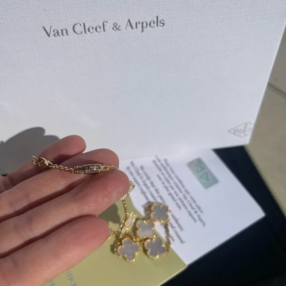 VAN CLEEF & ARPELS Necklace 18k Gold $25,000 - Picture 6 of 14